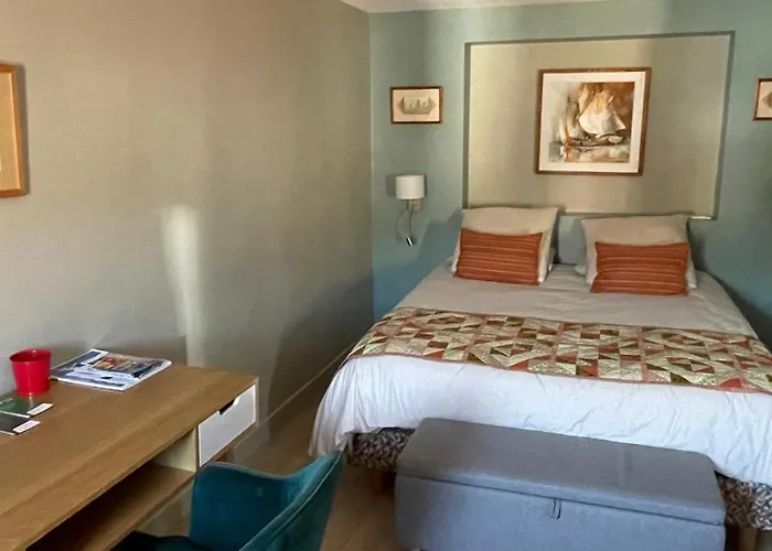 Au Coeur Du Vieux Toulon Au Calme Appartement Renove Climatise Confortable Etage Eleve Avec Ascenseur Proche Parking Et Toutes Commodites