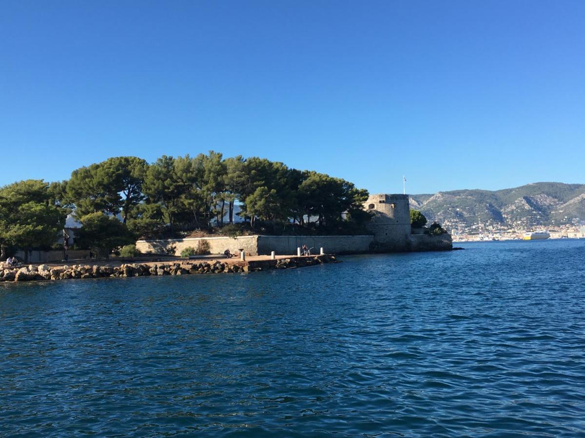 Au Coeur Du Vieux Au Calme Renove Climatise Confortable Etage Eleve Avec Ascenseur Proche Parking Et Toutes Commodites * Toulon