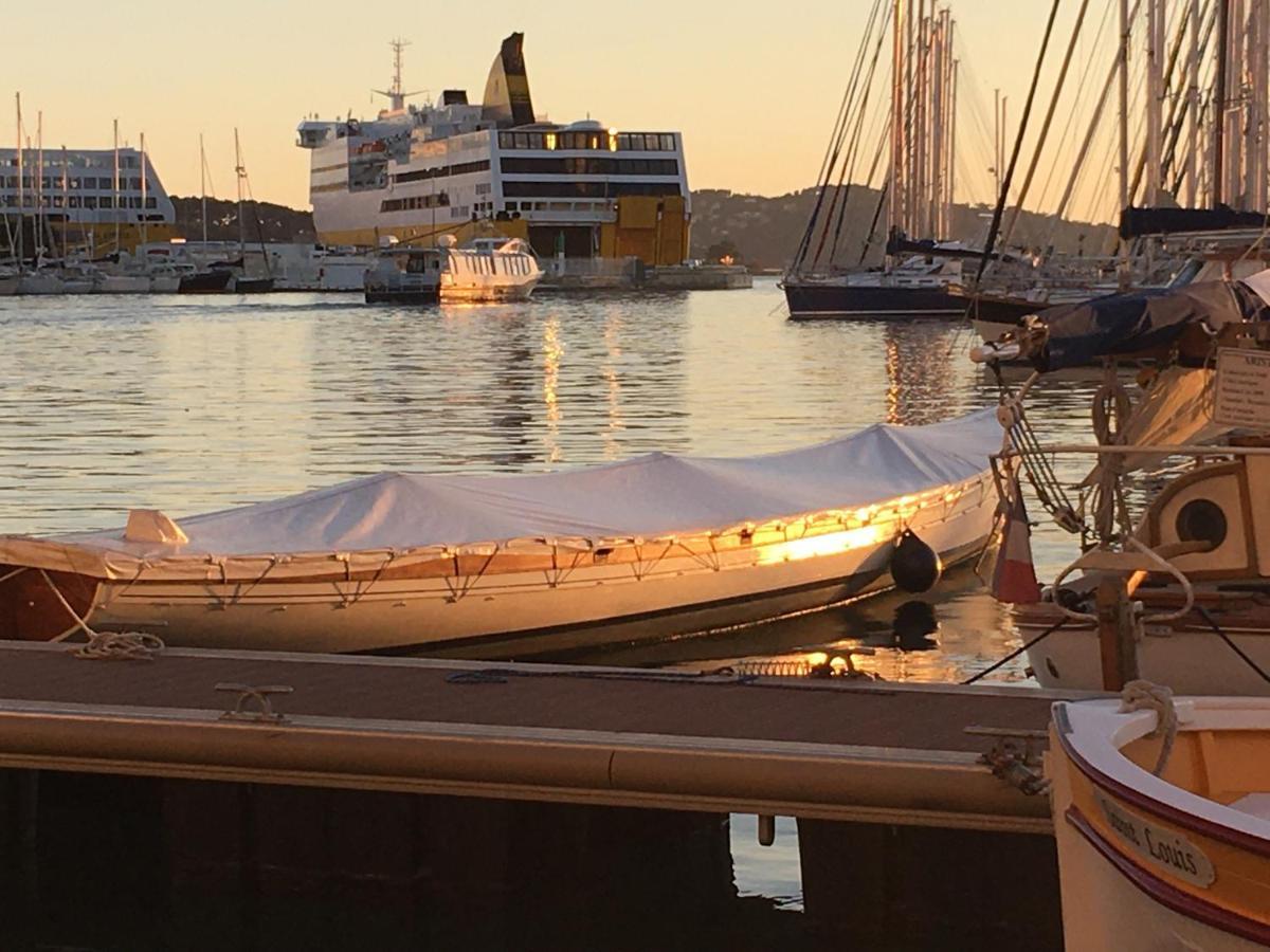 Au Coeur Du Vieux Au Calme Renove Climatise Confortable Etage Eleve Avec Ascenseur Proche Parking Et Toutes Commodites Appartement Toulon