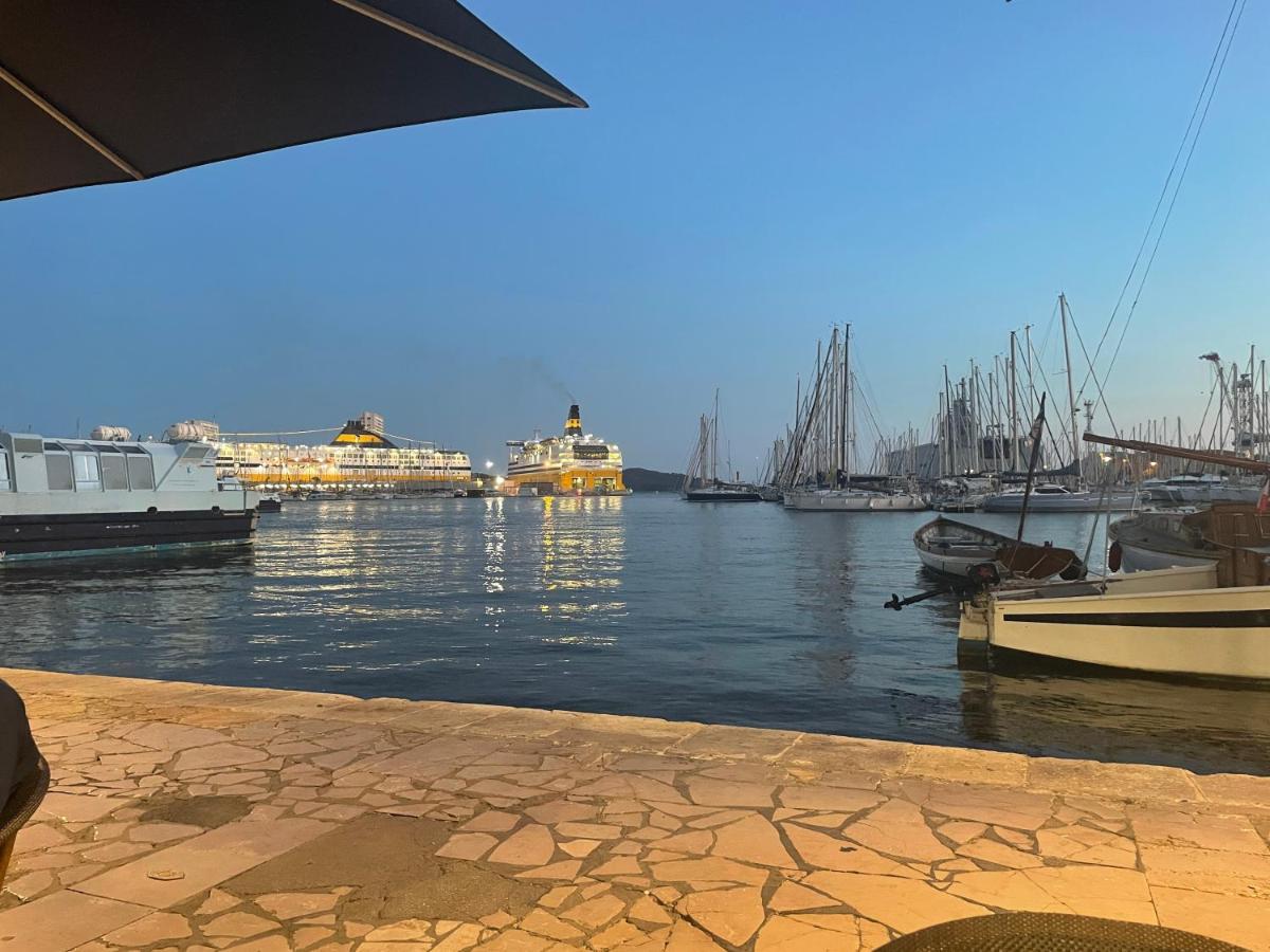 Au Coeur Du Vieux Au Calme Renove Climatise Confortable Etage Eleve Avec Ascenseur Proche Parking Et Toutes Commodites *