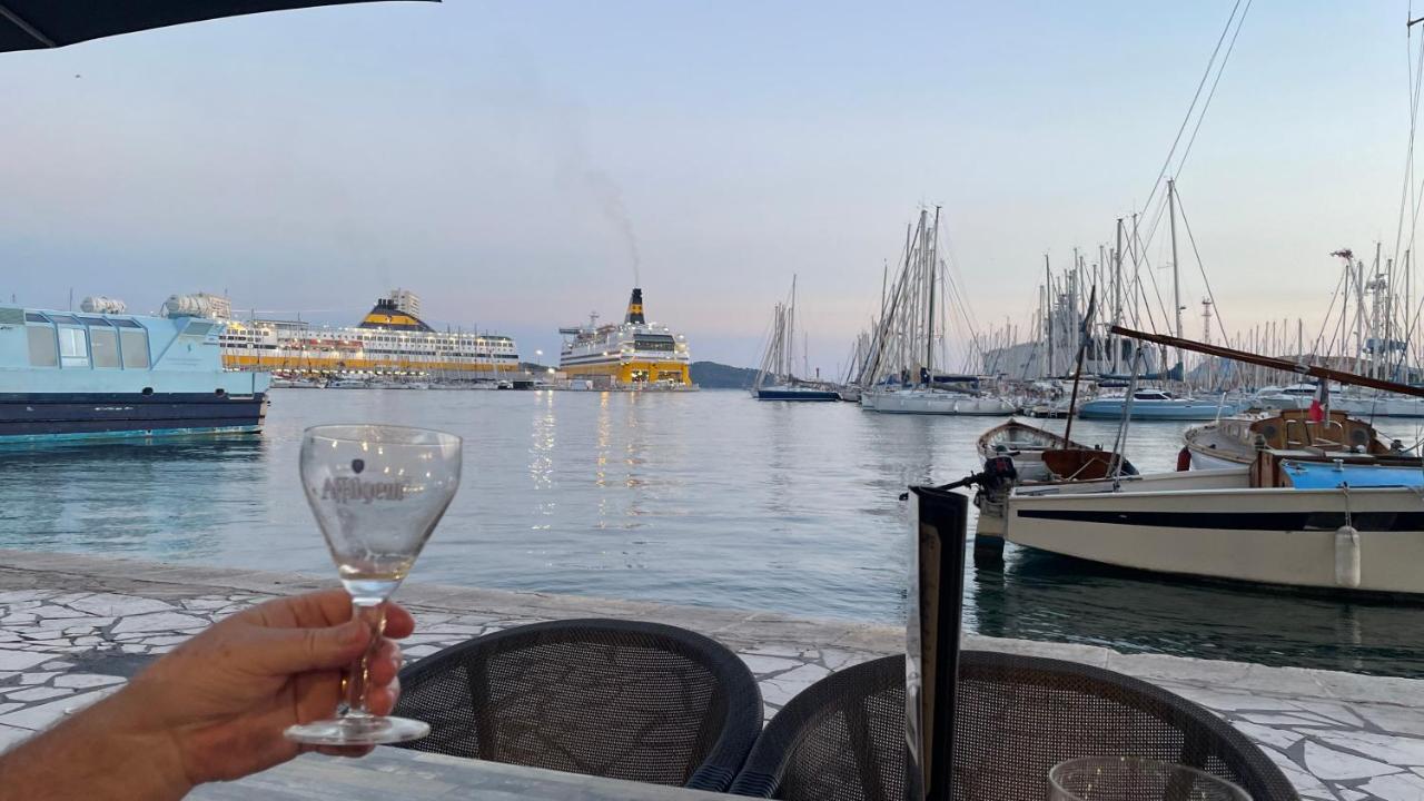 Au Coeur Du Vieux Au Calme Renove Climatise Confortable Etage Eleve Avec Ascenseur Proche Parking Et Toutes Commodites * Toulon